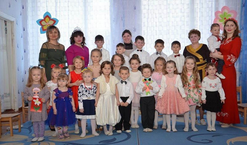 Все в садку шумить, спiває –свято мами триває!