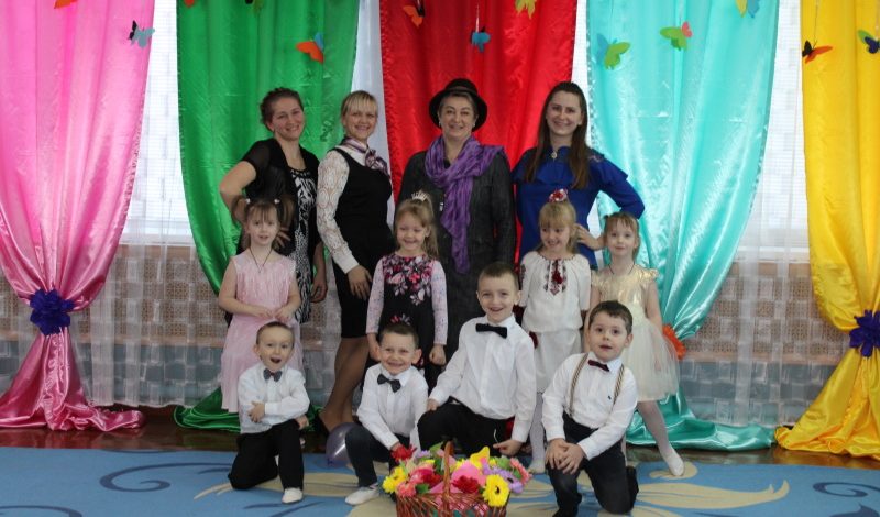 Разом з приходом весни завітало до садочка чудове свято мам, бабусь і сестричок