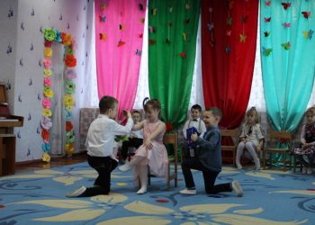 Разом з приходом весни завітало до садочка чудове свято мам, бабусь і сестричок