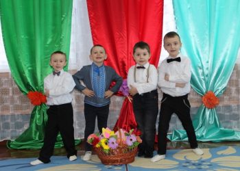 Разом з приходом весни завітало до садочка чудове свято мам, бабусь і сестричок