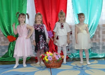 Разом з приходом весни завітало до садочка чудове свято мам, бабусь і сестричок